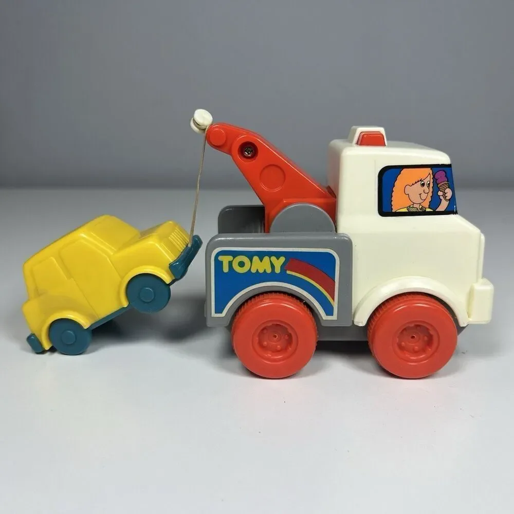 Tomy Pull-Away Toy Tow Truck Vintage 1984 No. 1043 Complete With Box & Booklet